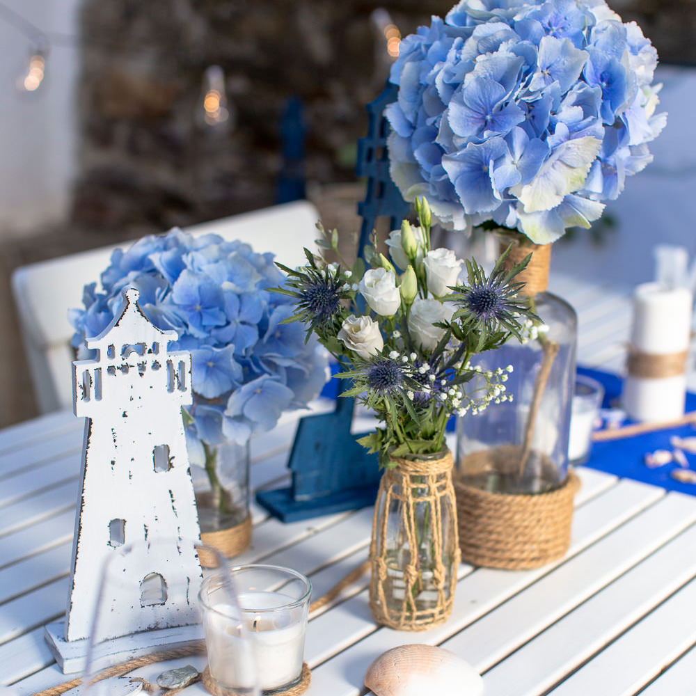 Maritime Tischdekoration in Blau, Weiß und Naturbraun