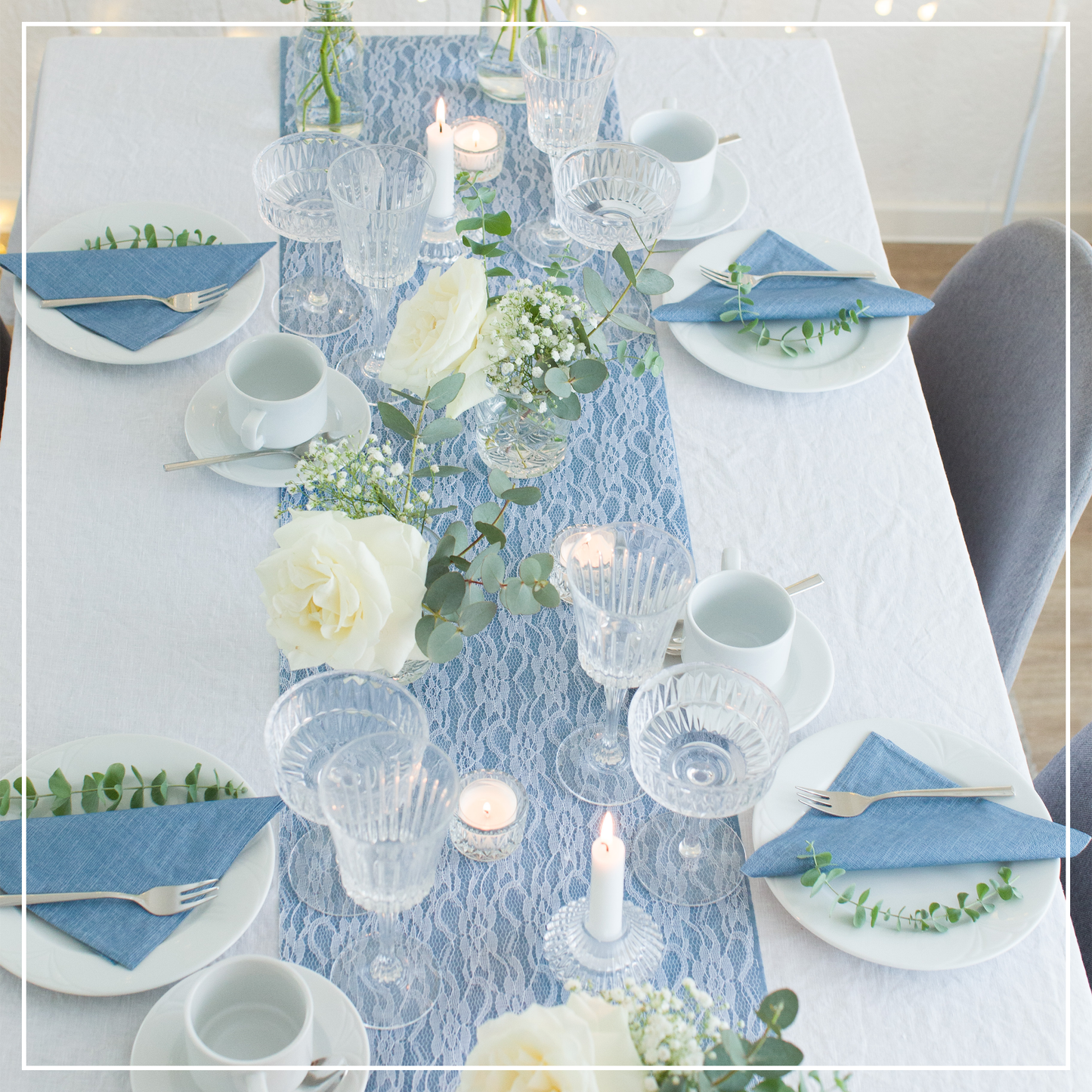 Tischdeko Set Rauchblau und Weiß, breite Spitze