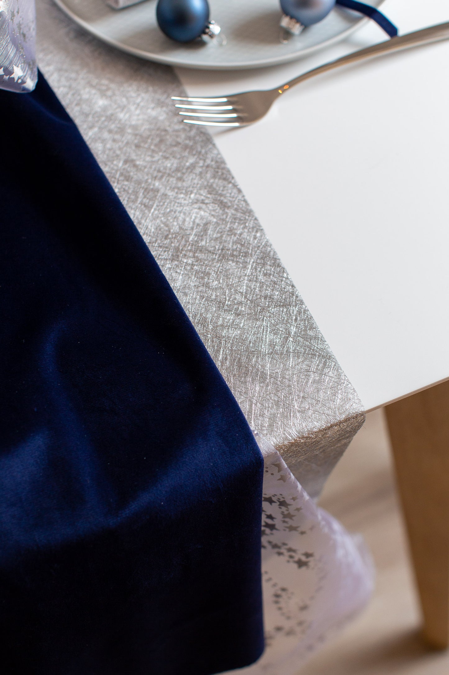 2. Wahl: Tischläufer Struktur-Vlies Silber