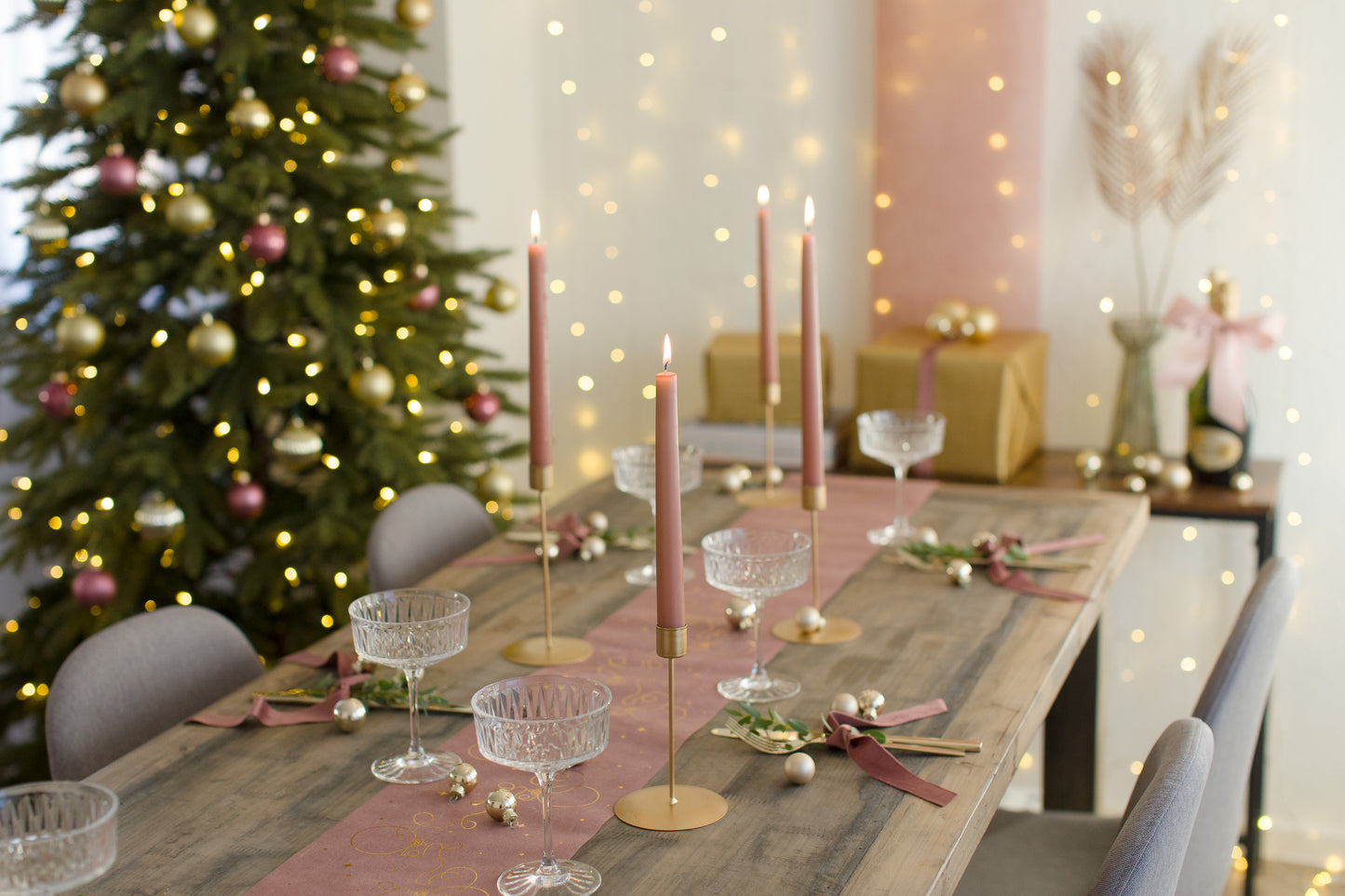 Tischläufer Vlies Altrosa, schmal, Christbaumkugeln in Gold