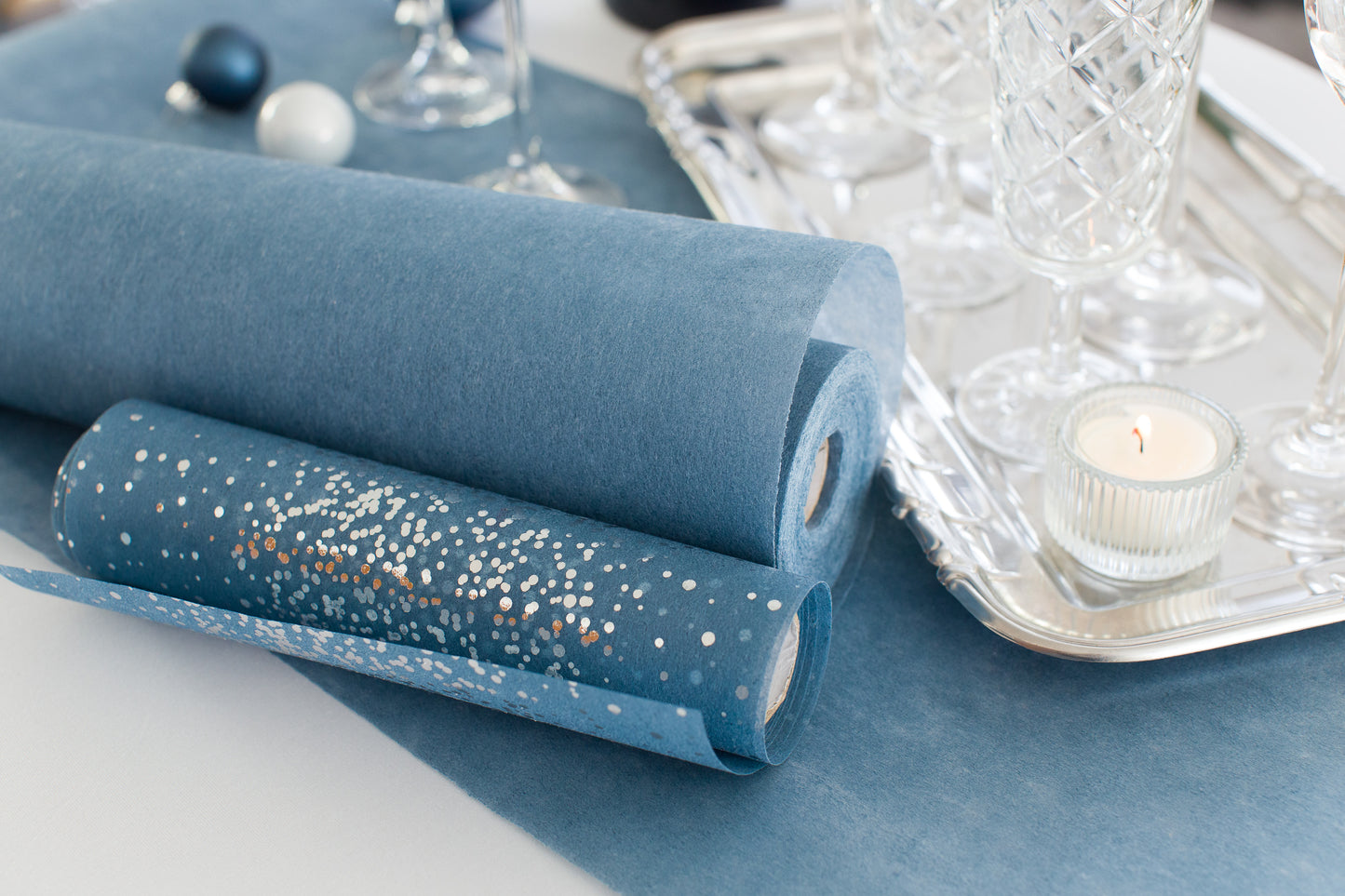 Tischläufer Vlies Rauchblau, schmal, Punkte in Silber