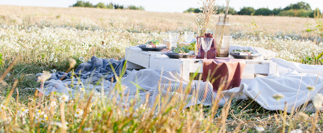 Hochzeit im Freien: So hält deine Tischdeko Sonne, Wind und lange Sommerabende aus