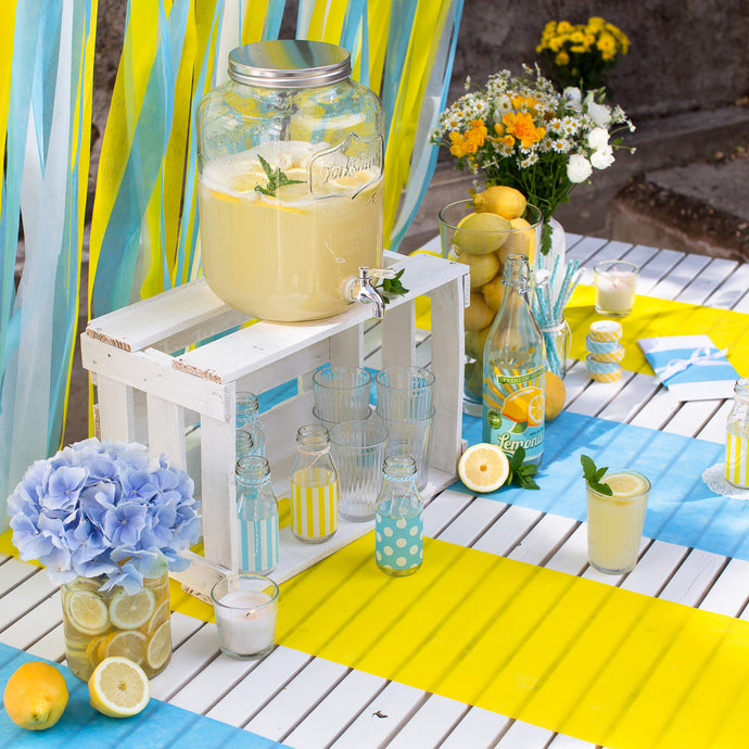 Sommerparty mit Limonadenstand und Streifenvorhang