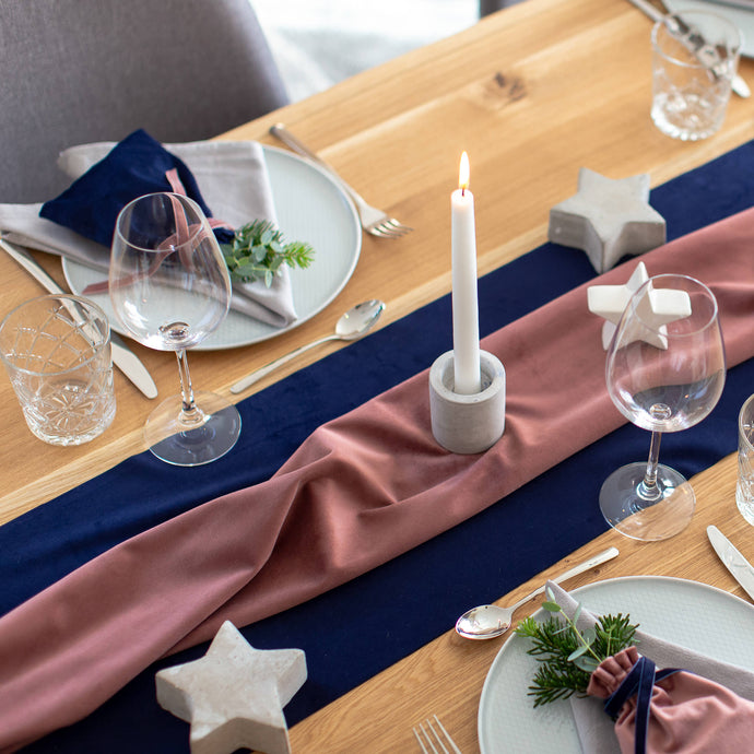 Weihnachtliche Tischdeko in Samtoptik: Altrosa und Nachtblau