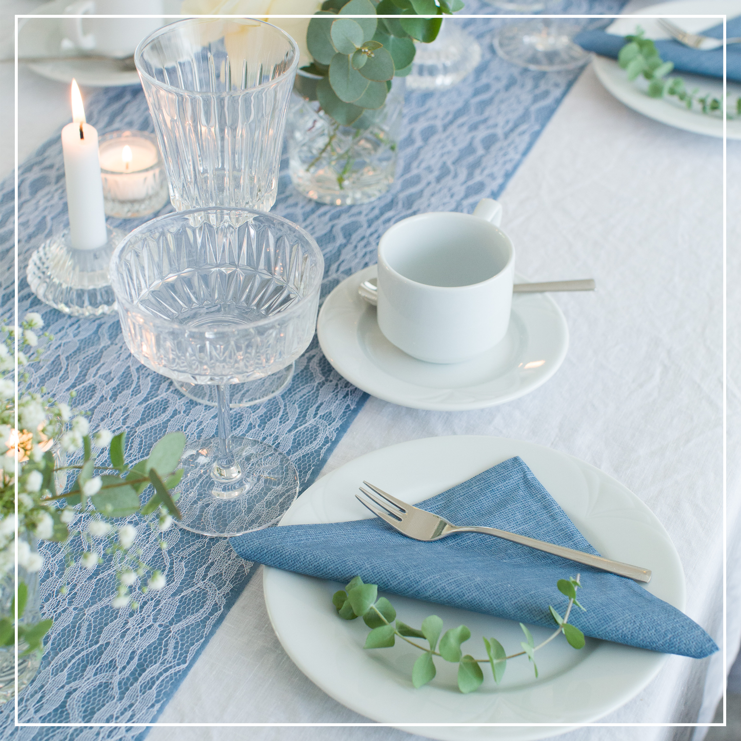 Tischdeko Set Rauchblau und Weiß, breite Spitze