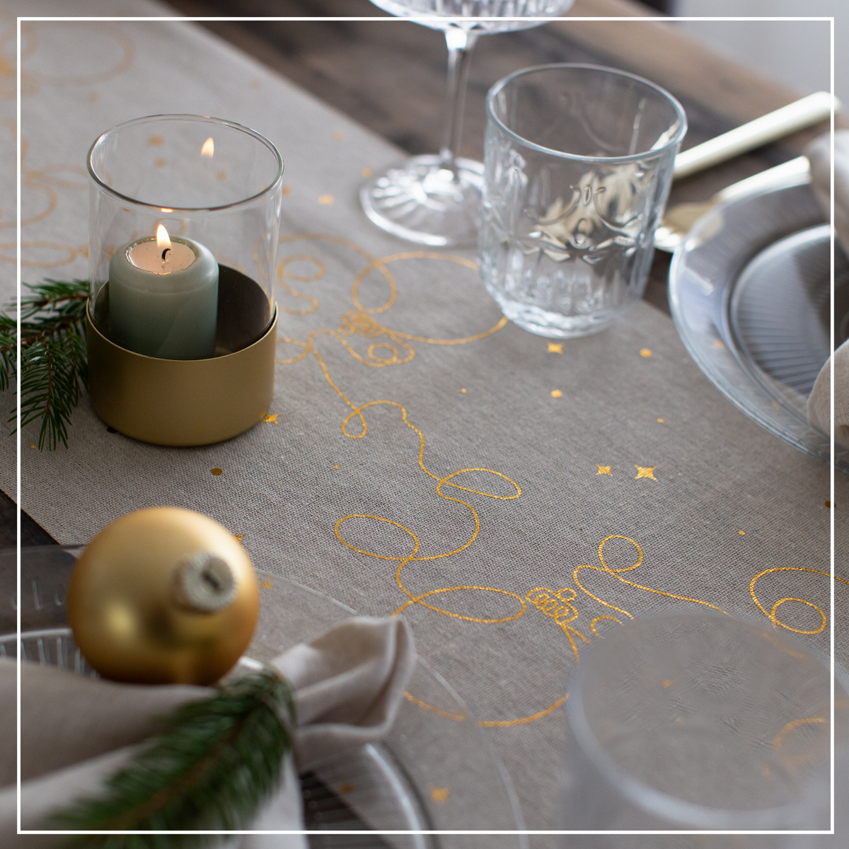Tischläufer Natur mit weihnachtlichem Druck in Gold