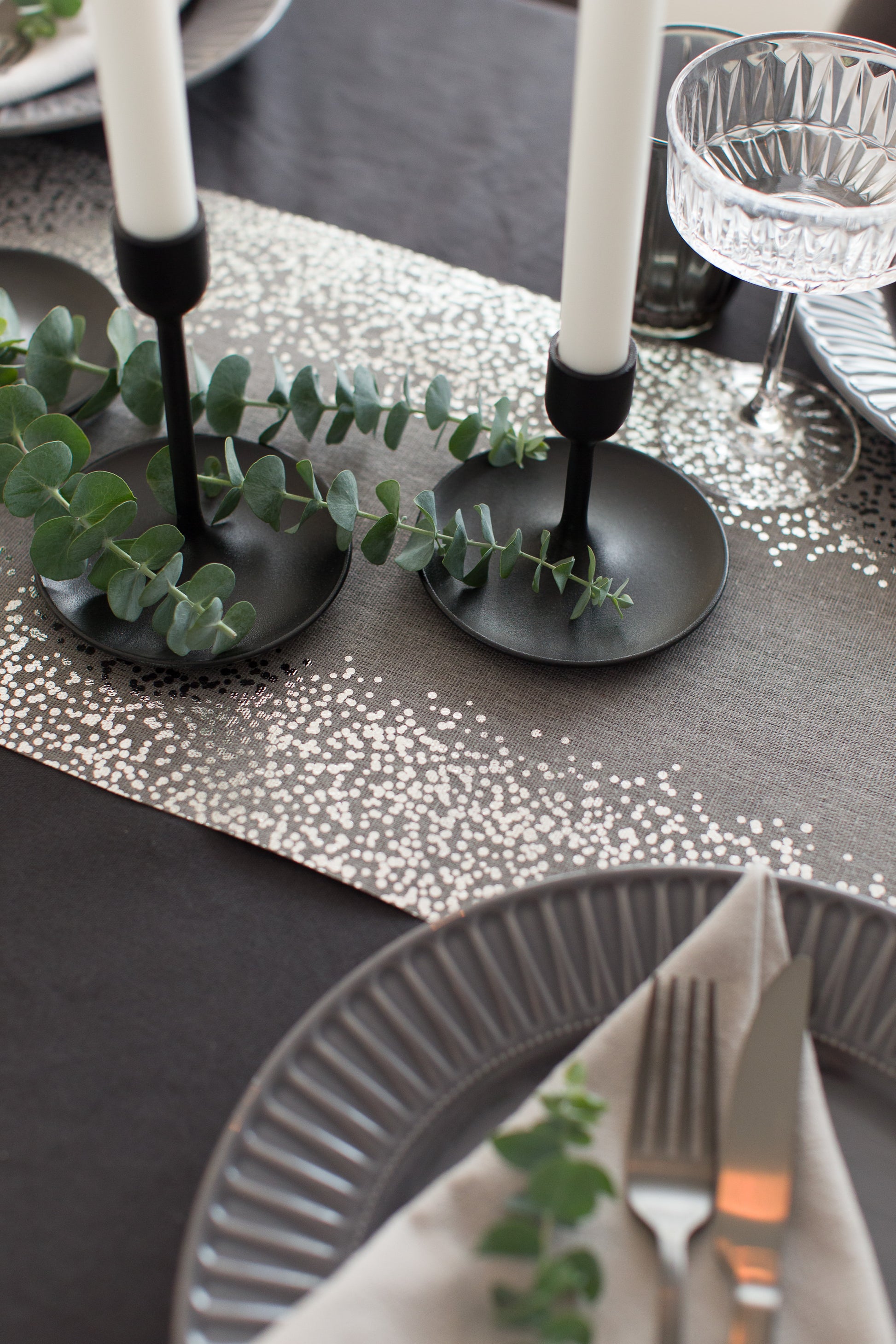 Tischläufer Grau mit modernem Punktemuster in Silber - 100%Mosel