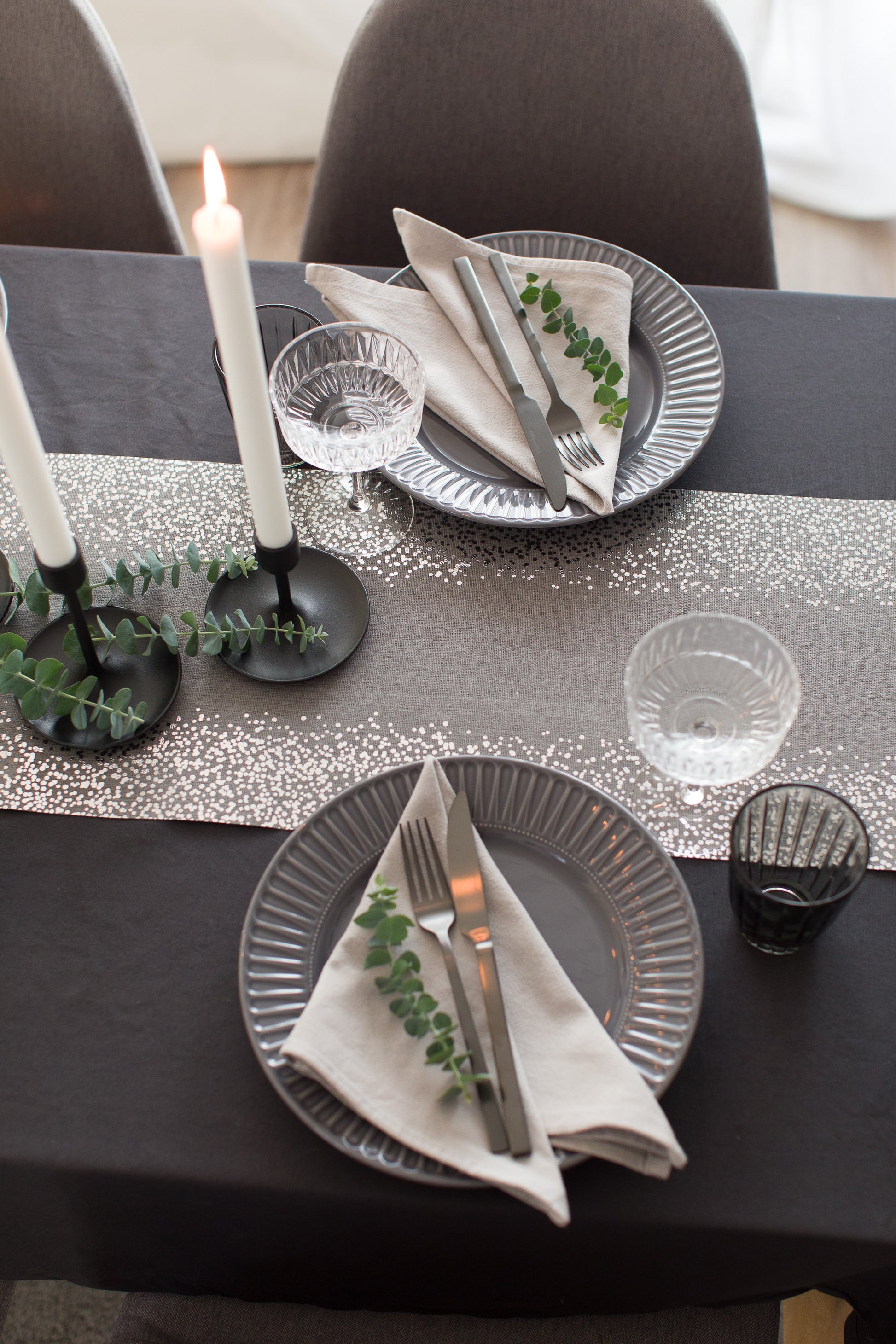 Tischläufer Grau mit modernem 100%Mosel - Punktemuster in Silber