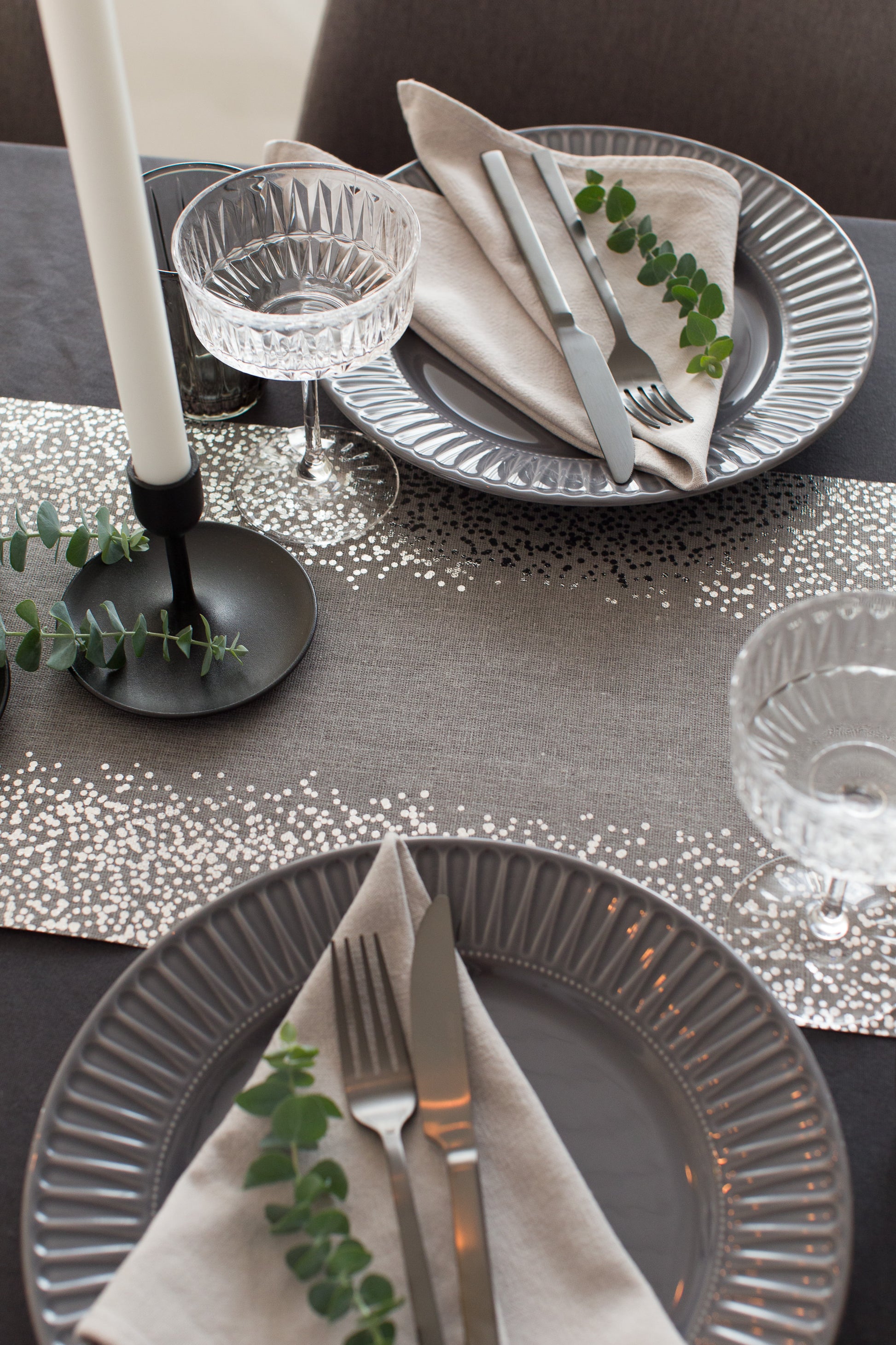 Tischläufer Grau mit - modernem Silber 100%Mosel in Punktemuster