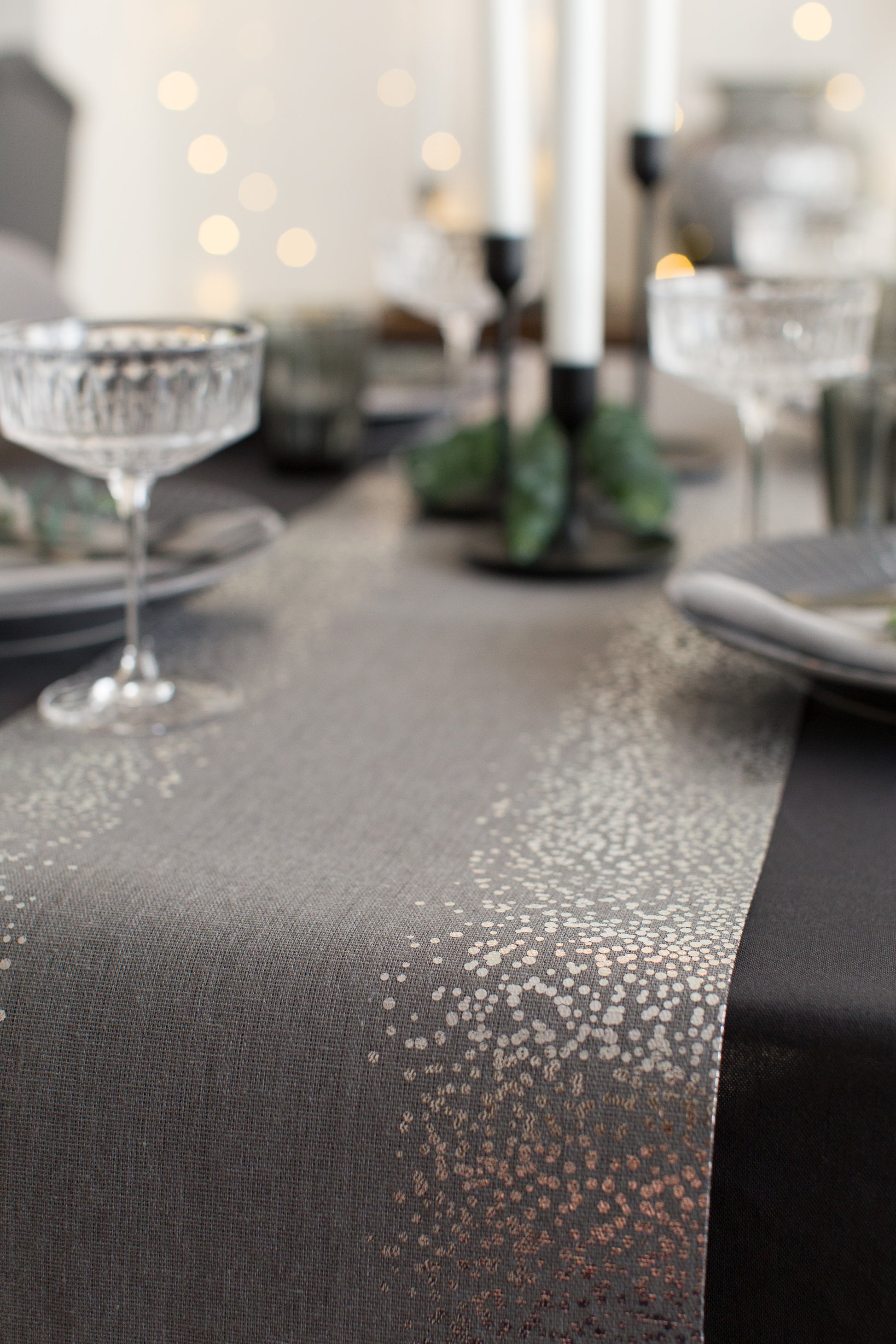 modernem Tischläufer - 100%Mosel in Silber mit Grau Punktemuster