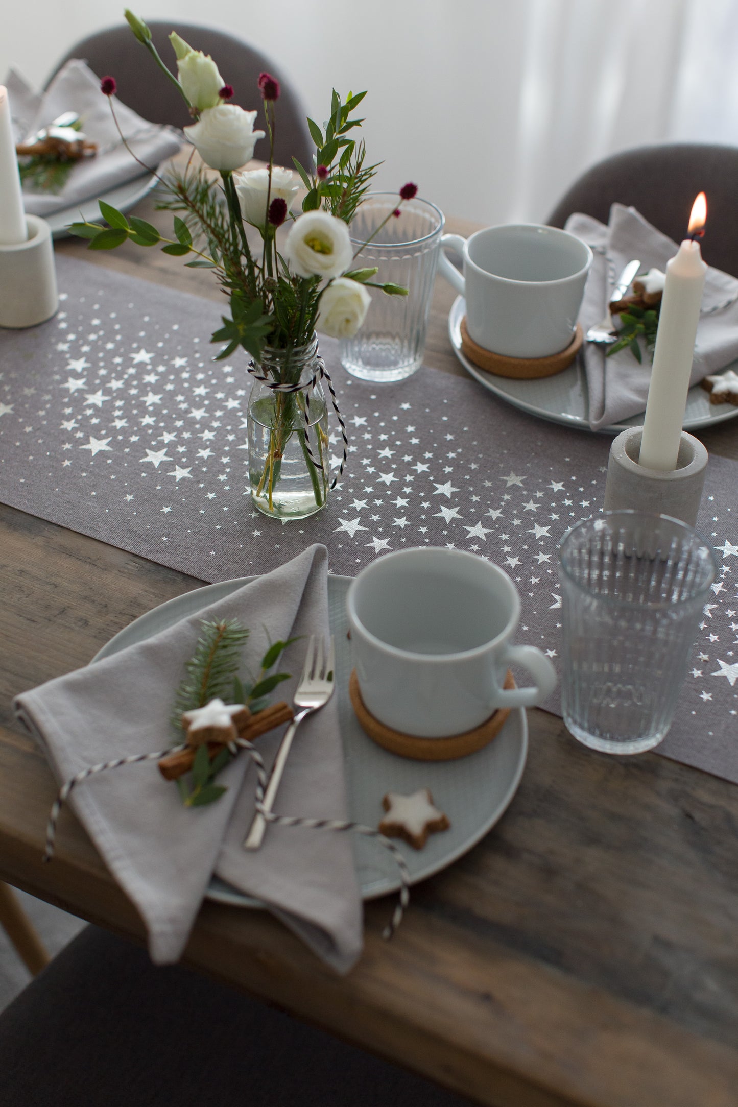 Tischläufer Grau mit silbernen Sternen