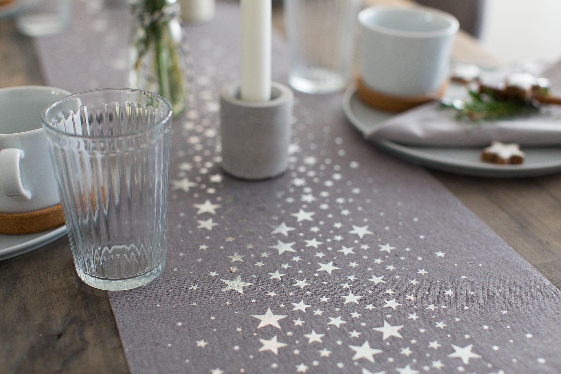 Moderner Tischläufer in Grau mit Sternendruck Silber - 100%Mosel