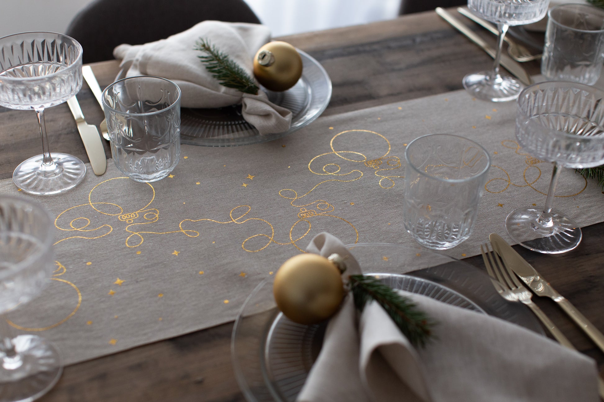 Tischläufer Natur mit weihnachtlichem Druck in Gold - 100%Mosel