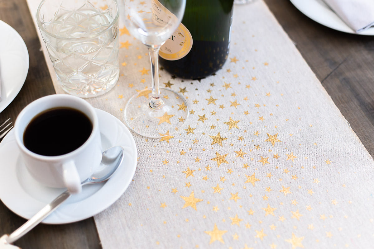 Tischläufer Natur mit Sternendruck in Gold - 100%Mosel