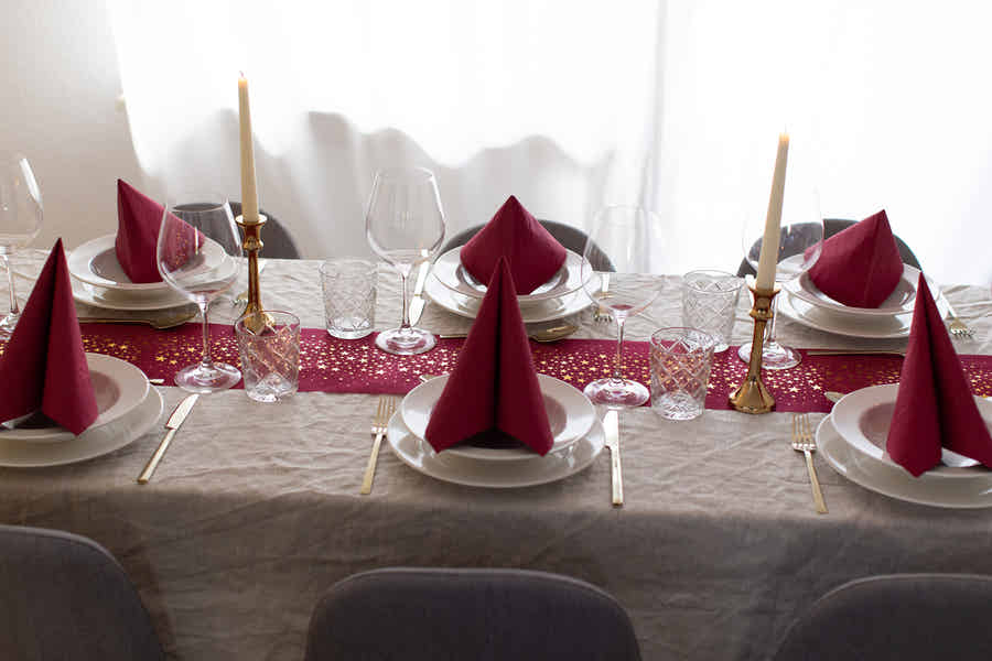 Einweg-Tischdecken-Set – 10x Rot & 10x Gold Tischläufer – Rechteckig, 137 X 274 Cm + 30
