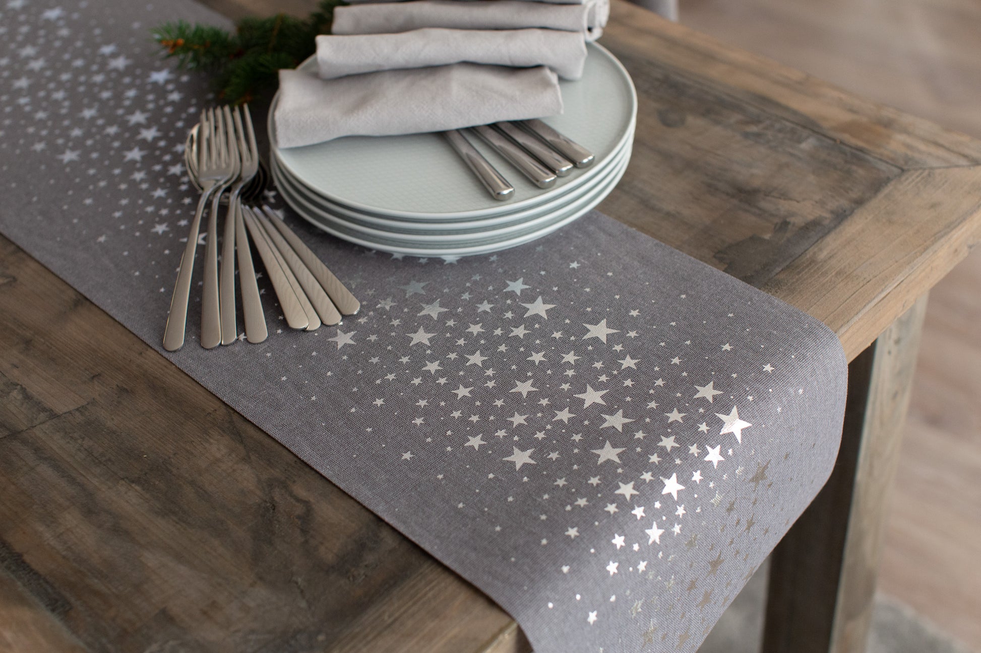 Moderner Tischläufer in Grau mit Sternendruck Silber - 100%Mosel