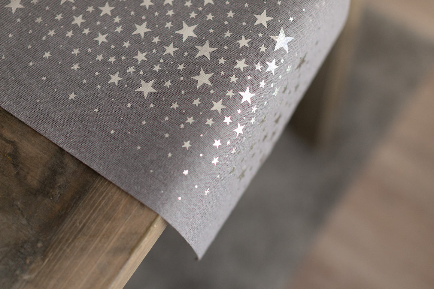 Tischläufer Grau mit silbernen Sternen